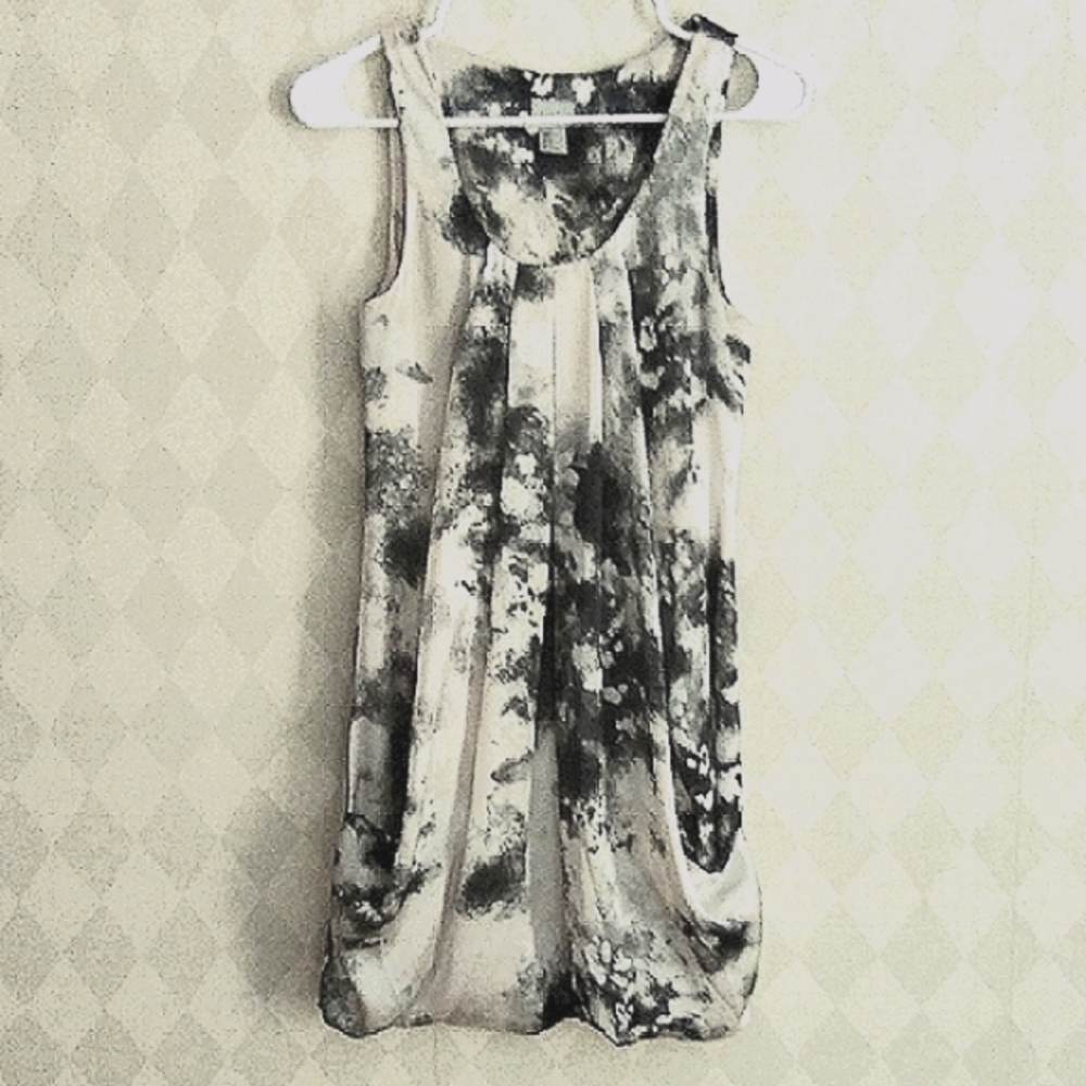Chic Sleeveless Dress with Abstract Print